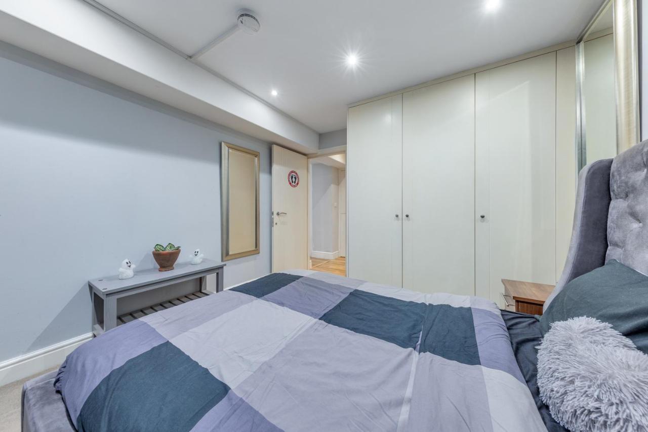 Elegant And Chic 2-Bedroom Basement Apartment In Paddington Londres Exterior foto